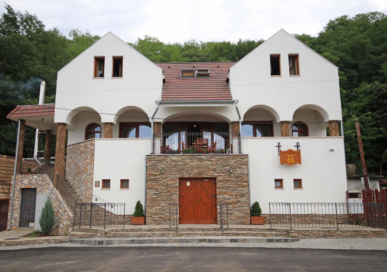 Penzion Kallai A Vinaren Filakovo Exterior photo